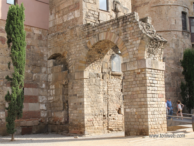 Restos De Muralla Y Acueducto